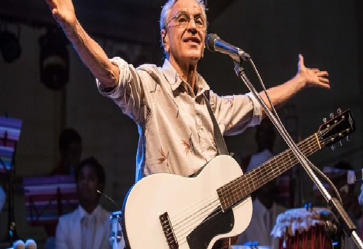 Sem mágoas: Caetano presta homenagem a Belchior durante show no Ceará