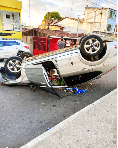 Veículos colidem na Avenida Vereador João Silva em Santo Antônio de Jesus