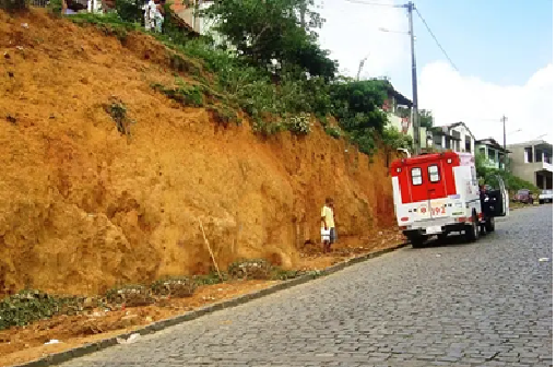 Governo da Bahia autoriza construção de encosta na Rua Clementino Santos em Mutuípe