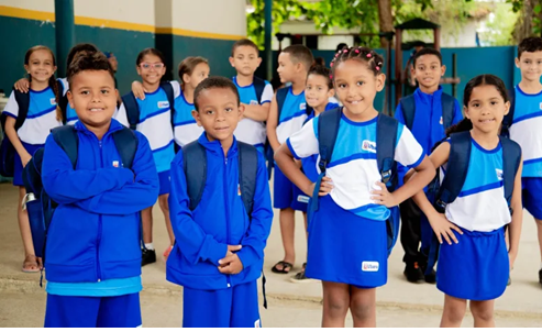 Prefeitura de Ubaíra faz entrega de fardamento para estudantes da rede municipal de ensino