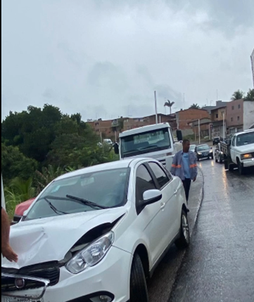 Engavetamento envolve quatro veículos na BR 101 em Santo Antônio de Jesus