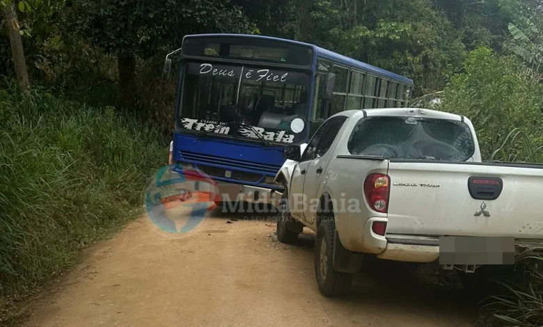 Ônibus bate com caminhonete na zona rural de Mutuípe