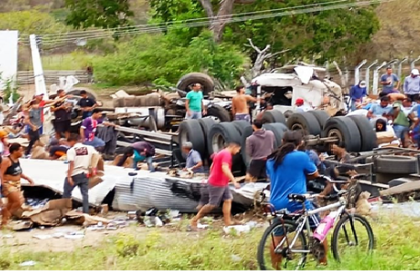 Carretas batem na BR-116 em Milagres e a carga foi saqueada