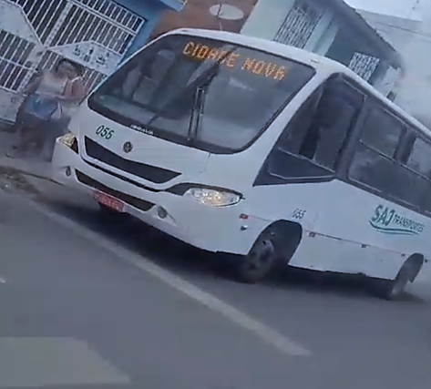 Transporte coletivo quebra no meio da rua em Santo Antônio de Jesus