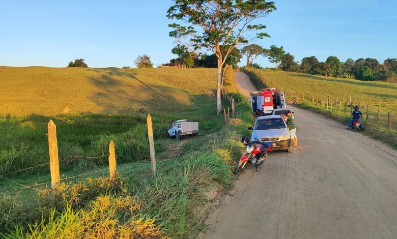 Condutor de carro perde controle em Mutuípe na saída para Serra Grande